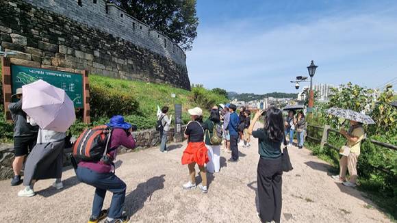 해설사가 도성 안내와 마을을 소개하고 있다. [사진=서울시]