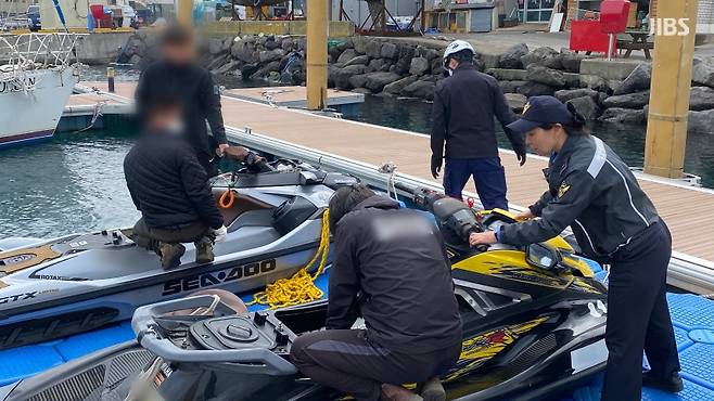 해경이 수상레저기구를 점검하는 모습 (사진, 제주지방해양경찰청)