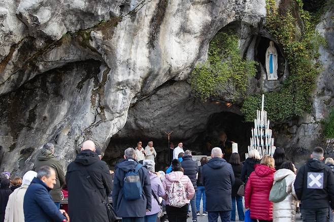 루르드는 교황청이 인정한 세계 3대 성모 발현 성지다. 1858년, 14세 소녀 베르나데트 수비루가 동굴 안에서 성모 마리아를 만났다는 이야기가 전해온다. 사진은 동굴 앞에서 미사를 드리는 순례객의 모습.
