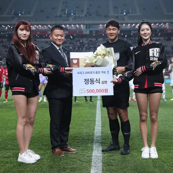'김민재 닮은꼴'로 유명한 정동식 심판이 K리그 주심 200경기를 달성해 3일 서울월드컵경기장에서 열린 FC서울-김천상무전에 앞서 기념패를 받았다. 사진 정동식 심판 페이스북 캡처
