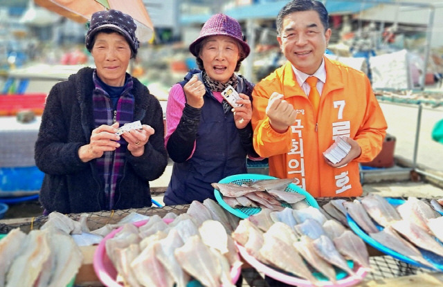 ▲ 개혁신당 류성호 후보가 지난 3일 동해시 묵호항을 방문, 유권자들에게 인사하며 지지를 호소하고 있다. 사진제공=류성호 선거사무실