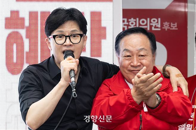 한동훈 국민의힘 총괄선거대책위원장이 3일 강원 춘천시 명동길에서 김혜란 춘천철원화천양구갑 후보와 한기호 춘천철원화천양구갑을 후보의 집중유세를 지원하고 있다. 성동훈 기자