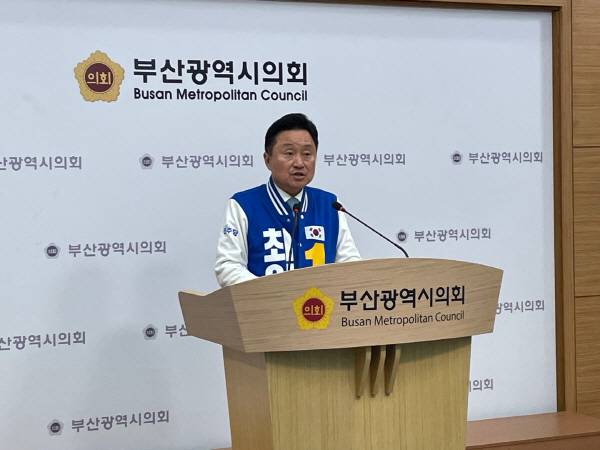 4일 부산시의회 브리핑룸에서 더불어민주당 최인호 의원이 부정관권선거 의혹과 관련해 기자회견을 열었다.