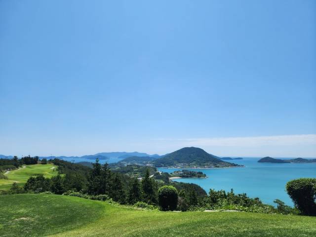 국립해상공원인 한려수도의 섬들을 한 눈에 조망할 수 있는 전남 여수시 소재 디오션CC. 디오션CC