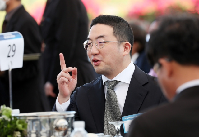 구광모 LG그룹 회장이 23일 서울 용산 대통령실 청사 앞 잔디마당에서 열린 2023 대한민국 중소기업인대회에서 참석자들과 대화하고 있다. 뉴시스