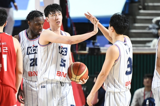 부산 KCC 송교창이 4일 서울 잠실학생체육관에서 열린 2023-2024 프로농구(KBL) 6강 플레이오프(5전 3승제) 1차전 서울 SK와의 경기에서 동료 허웅과 하이파이브를 하고 있다. KBL 제공