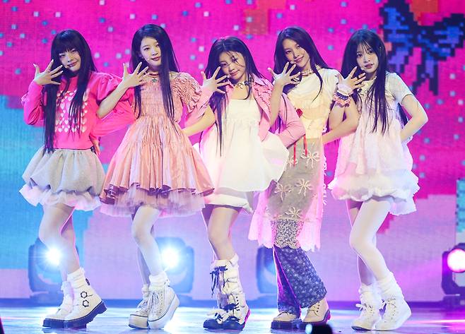 신인 그룹 아일릿이 지난달 25일 서울 용산구 한남동 블루스퀘어에서 열린 데뷔 쇼케이스에서 첫 미니앨범 ‘SUPER REAL ME’의 타이틀곡 ‘Magnetic’ 무대를 선보이고 있다. [출처 : 연합뉴스]