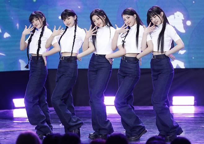 아일릿이 서울 마포구 상암동 SBS 프리즘타워에서 열린 생방송 SBS M '더쇼'에서 화려한 무대를 선보이고 있다./사진=뉴스1