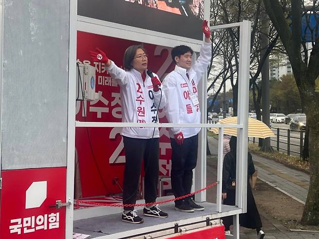 이수정 국민의힘 경기 수원정 후보가 3일 삼성교사거리에서 퇴근인사를 하고 있다. /사진=박소연 기자