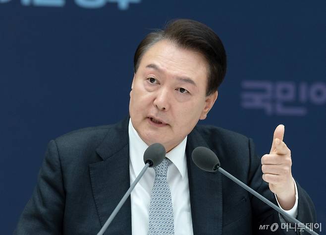 [서울=뉴시스] 윤석열 대통령이 4일 서울 용산 대통령실 청사에서 열린 민생토론회 후속조치 2차 경제분야 점검회의를 주재하고 있다. (사진=대통령실 제공) 2024.04.04. photo@newsis.com *재판매 및 DB 금지 /사진=전신