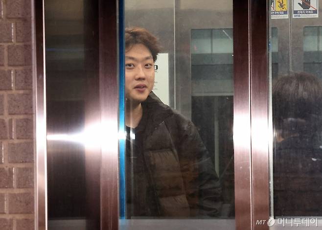 [서울=뉴시스] 김명년 기자 = 박단 대한전공의협의회 회장이 9일 밤 전국의과대학교수협의회 긴급총회가 열린 서울 모처에서 김택우 의협 비대위원장과의 회동 후 퇴장하던 중 취재진을 발견하자 급하게 이동하고 있다. 2024.03.09. kmn@newsis.com /사진=김명년