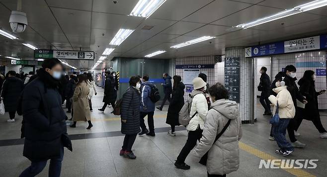 [서울=뉴시스] 김선웅 기자 = 지난달 30일 서울 구로구 신도림역에서 시민들이 지하철에 탑승하기 위해 이동하고 있다. 2022.11.30. mangusta@newsis.com