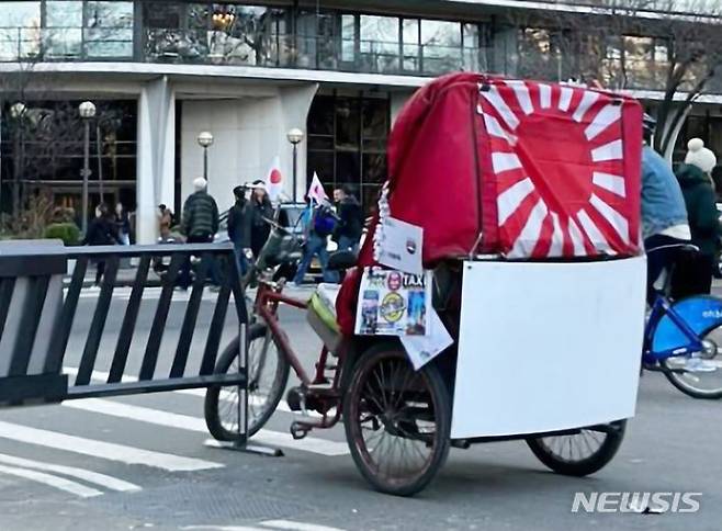 [서울=뉴시스] 미국 뉴욕시에 활보하는 욱일기 인력거 (사진=서경덕 교수 제공) 2024.03.07. photo@newsis.com
