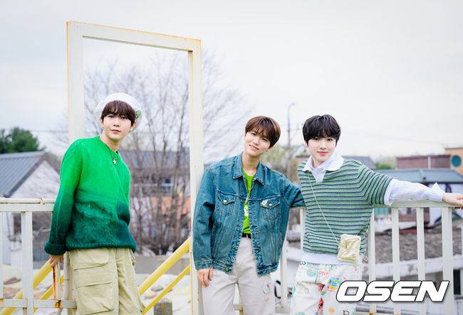 [OSEN=조은정 기자] NCT WISH(엔시티 위시: 시온·유우시·리쿠·사쿠야·료·재희)가 지난 2일 서울 성동구 한 카페에서 OSEN과 ‘Wishfull DAY’ 인터뷰를 가졌다.NCT WISH 료, 재희, 사쿠야가 인터뷰에 앞서 포즈를 취하고 있다. 2024.04.03 /cej@osen.co.kr