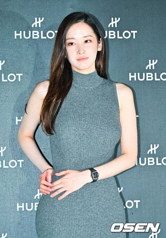 [OSEN=박준형 기자] 8일 서울 금호동 금호 알베르에서 한 스위스 시계 브랜드 전시 행사가 진행됐다.  배우 전종서가 포즈를 취하고 있다.  2024.03.08   / soul1014@osen.co.kr