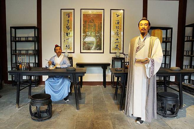 젊은 시절 함께 시를 논하는 소동파와 소철 형제를 재연한 모습