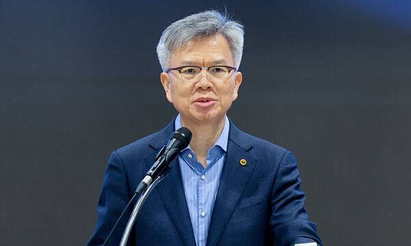김택우 대한의사협회 비상대책위원회 위원장이 3일 서울 용산구 대한의사협회에서 열린 의대 정원 증원 저지를 위한 비상대책위원회 정례브리핑에서 윤석열 대통령이 전공의들과의 직접 대화를 제안한 것에 대한 입장을 밝히고 있다. 연합뉴스
