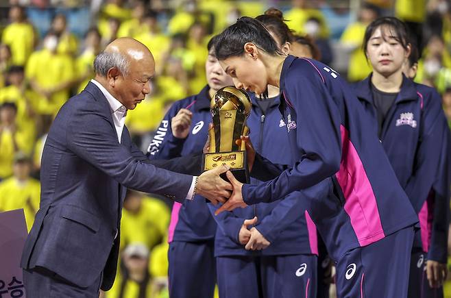 지난 1일 인천 부평구 인천삼산월드체육관에서 열린 프로배구 V-리그 여자부 2023-2024 챔피언결정전 3차전 흥국생명 핑크스파이더스와 현대건설 힐스테이트의 경기, 세트스코어 3대2로 패배해 준우승을 차지한 흥국생명 김연경이 시상식에서 준우승 트로피를 받고 있다. 뉴시스