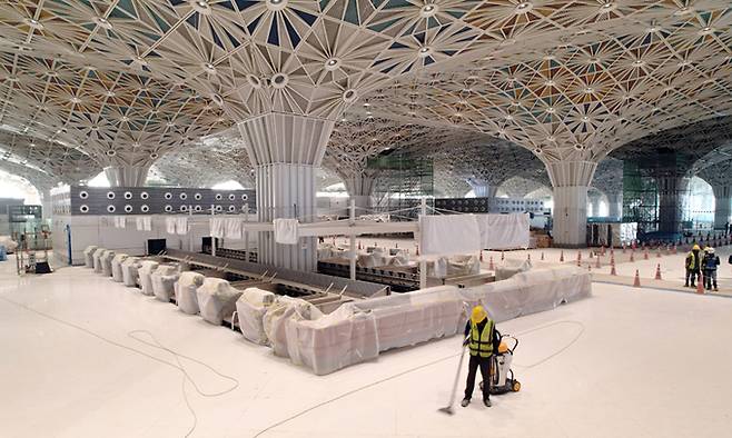 HSIA&nbsp;제3터미널&nbsp;1층에 위치한&nbsp;수하물분류시설(BHS)의 모습. 연간 승객 1600만명의 여행용 캐리어 등 수화물을 목적지에 맞게 분류하기 위해 수백 번의 시운전을 거친다.&nbsp;삼성물산 제공