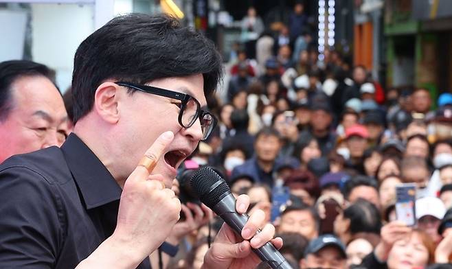 한동훈 국민의힘 비상대책위원장 겸 총괄선거대책위원장이 지난 3일 강원 춘천에서 같은 당 김혜란(강원 춘천시철원군화천군양구군갑) 후보와 한기호(강원 춘천시철원군화천군양구군을) 후보의 지지를 호소하고 있다. 춘천=연합뉴스
