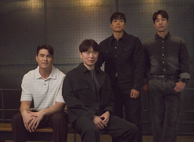 넷플릭스 예능 프로그램 ‘피지컬: 100 시즌2 ― 언더그라운드’가 전 크로스핏 선수이자 유튜버 아모띠의 승리로 막을 내렸다. 제작진과 출연진은 “프로그램을 통해 다양한 모습을 보여 줄 수 있어서 즐겁게 임했다”며 “많은 관심을 받을 수 있어서 감사했다”고 소감을 전했다. 왼쪽부터 3위 안드레 진, 장호기 PD, 우승자 아모띠, 2위 홍범석. 넷플릭스 제공