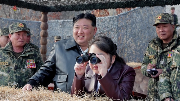 훈련 지도하는 김정은, 김주애 - 김정은 국무위원장과 딸 주애가 지난 15일 조선인민군 항공육전병부대의 훈련을 지도했다고 조선중앙TV가 지난 16일 보도했다. 2024.03.17 조선중앙TV 캡처 뉴시스