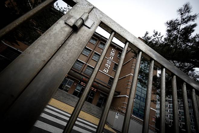 3월5일 서울 도봉구 도봉고등학교 철문이 굳게 닫혀 있다. 서울 강북갑과 도봉을은 서울에서 가장 빠르게 고령화의 여파를 맞고 있다. ⓒ시사IN 박미소