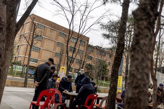 3월5일 서울 도봉구 도봉고등학교 앞에서 노인들이 바둑을 두고 있다. 서울 도봉고는 학생 수 감소로 지난 3월1일 폐교했다. ⓒ시사IN 박미소