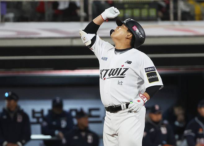 ▲ 강백호가 지난 2년간 부상과 부진으로 타격 성적까지 떨어지자 강백호를 지명타자에 고정하는 것은 더 어려워졌다. 그렇다고 박병호를 뺄 수는 없었다. kt의 딜레마였으나 강백호가 포수 자리를 소화한다면 이야기가 달라질 수 있다. ⓒ연합뉴스