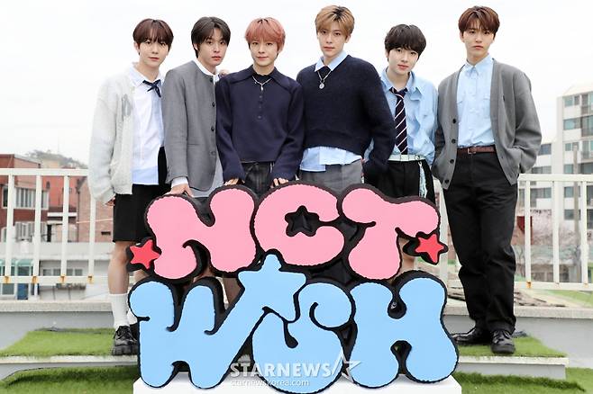 그룹 엔시티 위시(NCT WISH)가 3일 오전 서울 성수동 한 카페에서 한국 활동 한달을 기념해 갖은 언론 인터뷰에서 포즈를 취하고 있다. 2024.04.03 /사진=임성균