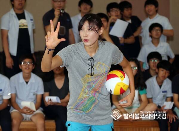 흥국생명 김연경 선수의 재능기부 행사 모습.