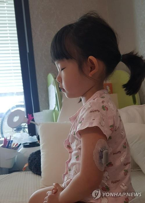 "하나님, 혈당기 잘 작동하게 해주세요" 팔에 금방 부착한 연속혈당측정기가 제대로 작동하지 않으면 다시 부착해야 하는데, 그때는 아프다. 이 아이는 5살이다.
[아이 엄마 제공]