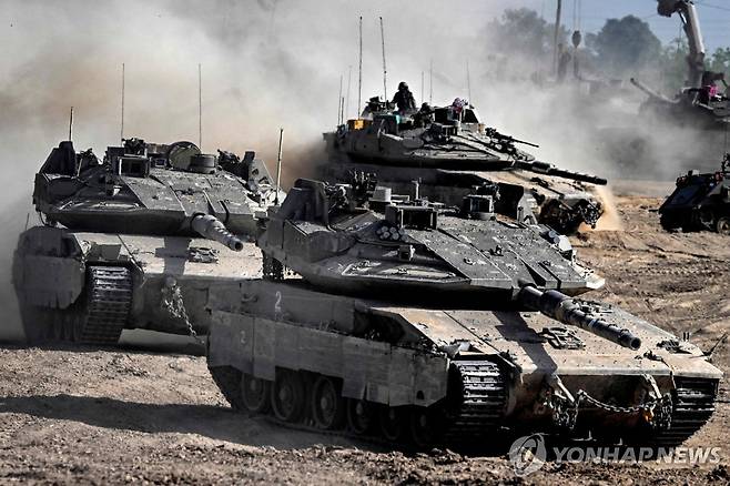가자지구 남부 접경지대에서 기동하는 이스라엘군 탱크 [AFP 연합뉴스 자료사진 재판매 및 DB 금지]