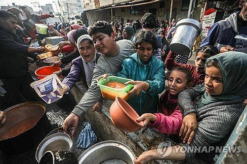 식량 배급 받는 가자지구 주민들 [UPI 연합뉴스 자료사진. 재판매 및 DB 금지]