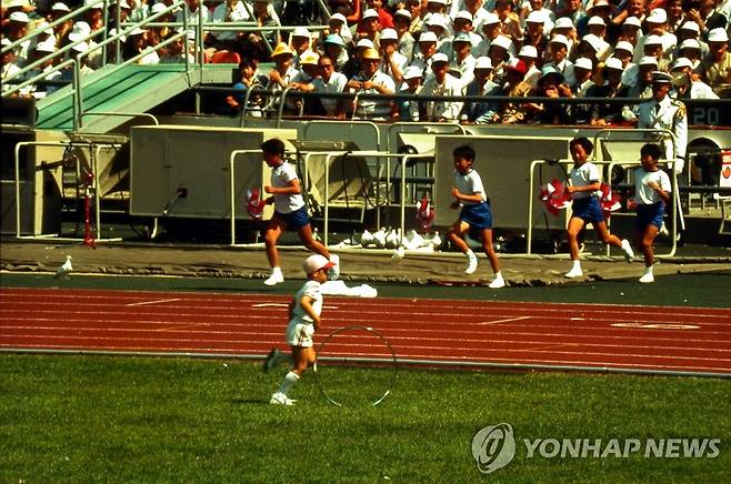 1988년 서울올림픽 개막식의 '굴렁쇠 소년' 윤태웅(1988.9.17) [연합뉴스 자료사진]