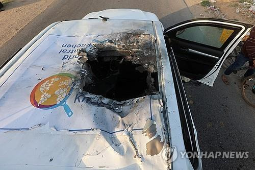 폭격에 불탄 국제구호단체 차량 (데이르 알발라·로이터=연합뉴스) 1일(현지시간) 공습 당한 구호단체 월드센트럴키친(WCK)의 차량 모습. 2024.04.02