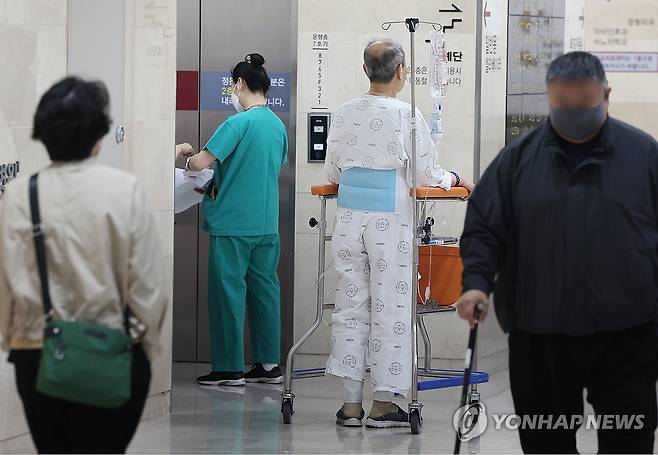 '의료 공백 해소는 언제쯤' (서울=연합뉴스) 서대연 기자 = 전공의들의 사직에 이어 의대 교수들이 주 52시간 단축 근무를 선언한 가운데 3일 오전 서울 한 대학병원에서 의료 관계자와 환자 및 내원객들이 이동하고 있다. 2024.4.3 dwise@yna.co.kr