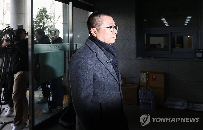 지난달 경찰 출석하는 박명하 위원장 (서울=연합뉴스) 류효림 기자 = 대한의사협회 비상대책위원회 박명하 조직강화위원장이 22일 오전 의료법 위반 등 혐의 관련 조사를 받기 위해 서울경찰청 공공범죄수사대에 출석하고 있다. 2024.3.22 ryousanta@yna.co.kr