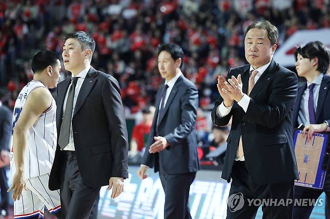 박수치는 전창진 감독 (서울=연합뉴스) 김성민 기자 = 4일 오후 서울 송파구 잠실학생체육관에서 열린 2023-2024 프로농구 6강 플레이오프 1차전 서울 SK 대 부산 KCC의 경기. KCC 전창진 감독이 박수를 치고 있다. 2024.4.4 ksm7976@yna.co.kr