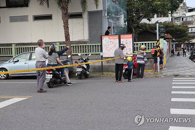 지진 피해 빌딩 살펴보는 시민들 (화롄[대만]=연합뉴스) 김철문 통신원 = 규모 7.2(미국·유럽 지진당국 발표는 7.4) 강진 발생 이틀째를 맞은 4일 타이베이 화롄현의 붕괴직전까지 기울어진 톈왕싱 빌딩 인근에서 시민들이 피해 현장을 살펴보고 있다. 2024.4.4 jinbi100@yna.co.kr