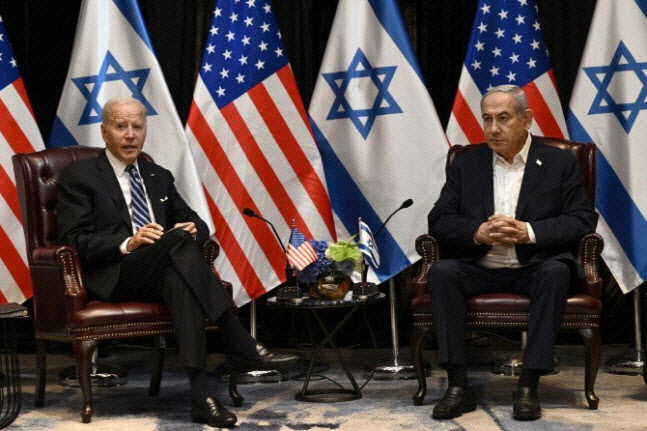 지난해 이스라엘 텔아비브에서 만난 조 바이든(왼쪽) 미국 대통령과 베냐민 네타냐후 이스라엘 총리.(사진=AFP)