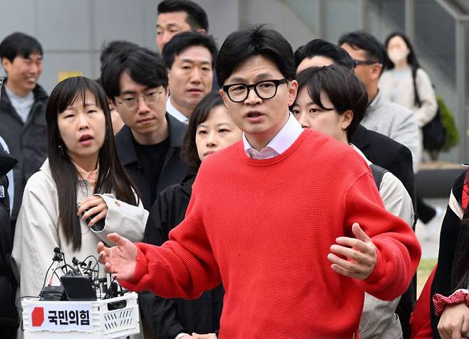 4·10 총선 사전투표 첫날인 5일 국민의힘 한동훈 비상대책위원장 겸 총괄선대위원장이 서울 서대문구 신촌동 주민센터에서 투표를 마치고 취재진의 질문에 답하고 있다.(사진=공동취재)