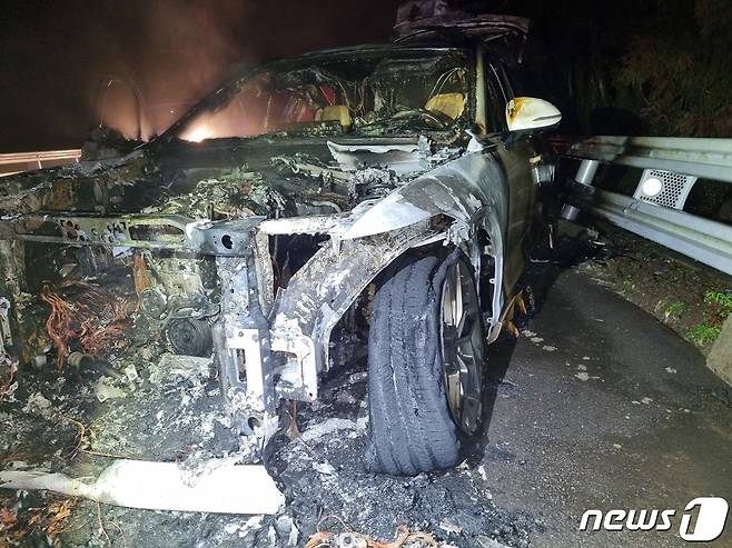 음주 사고 직후 불이 나 전소된 GV70 차량.(제주소방안전본부 제공)