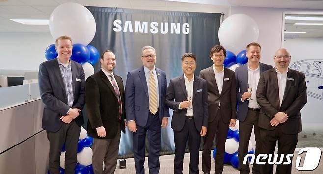 한진만 삼성전자 DSA 부사장(가운데)이 미국 미시간주 사우스필드 차량용 메모리 사무실 개소식에 참석해 마이클 J. 압달라(왼쪽에서 세번째) 오클랜드주 경제개발부 글로벌 어트랙션&전략 산업 매니저, 마이클 "아리" 만델바움 미시간주 사우스필드 시의회 의장(왼쪽에서 두번째)과 기념사진을 촬영했다. (한진만 삼성전자 부사장 SNS 캡처)