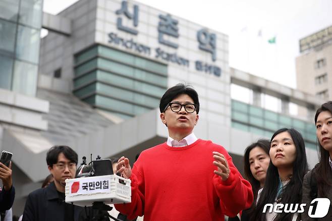 한동훈 국민의힘 총괄선거대책위원장이 제22대 국회의원 선거 사전투표 첫날인 5일 오전 서울 서대문구 신촌동 사전투표소에서 투표 후 취재진 질문에 답하고 있다. (공동취재) 2024.4.5/뉴스1 ⓒ News1 임세영 기자