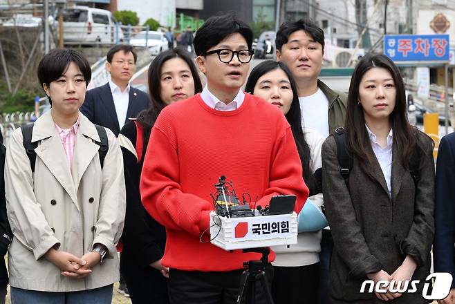 한동훈 국민의힘 총괄선거대책위원장이 제22대 국회의원 선거 사전투표 첫날인 5일 오전 서울 서대문구 신촌동 사전투표소에서 투표 후 취재진의 질문에 답하고 있다. (공동취재) 2024.4.5/뉴스1 ⓒ News1 임세영 기자