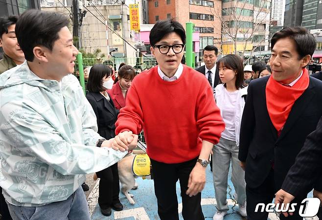 한동훈 국민의힘 총괄선거대책위원장이 제22대 국회의원 선거 사전투표 첫날인 5일 오전 서울 서대문구 신촌동 사전투표소에서 진종오 국민의미래 공동선대본부장과 인사하고 있다. (공동취재) 2024.4.5/뉴스1 ⓒ News1 임세영 기자