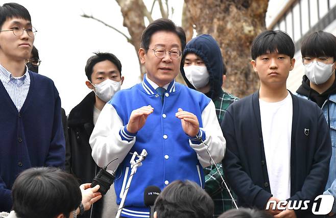 이재명 더불어민주당 대표가 제22대 국회의원선거 사전투표 첫날인 5일 대전 중구 대전평생교육진흥원에서 사전투표 마치고 취재진 질문에 답하고 있다. (공동취재) 2024.4.5/뉴스1 ⓒ News1 구윤성 기자