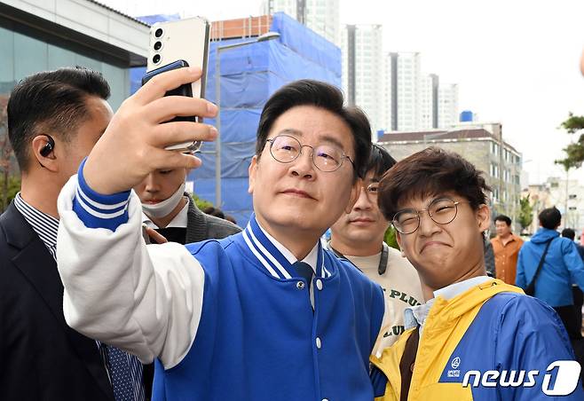 이재명 더불어민주당 대표가 제22대 국회의원선거 사전투표일인 5일 오전 대전 중구 대전평생교육진흥원에 마련된 사전투표소에서 투표를 마친 뒤 지지자와 '셀카'를 찍고 있다. (공동취재) 2024.4.5/뉴스1 ⓒ News1 구윤성 기자