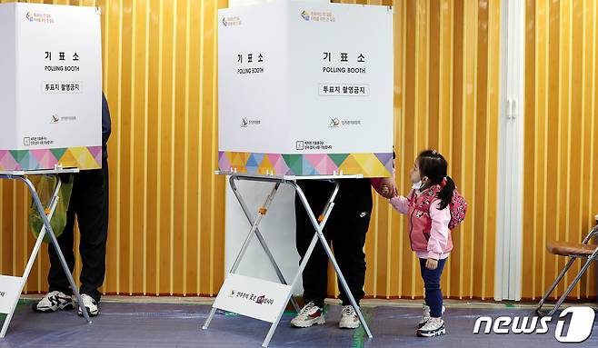 제22대 국회의원선거 사전투표일 첫날인 5일 서울의 한 사전투표소에서 어린이가 투표하는 엄마를 지켜보고 있다. 2024.4.5/뉴스1 ⓒ News1 박지혜 기자
